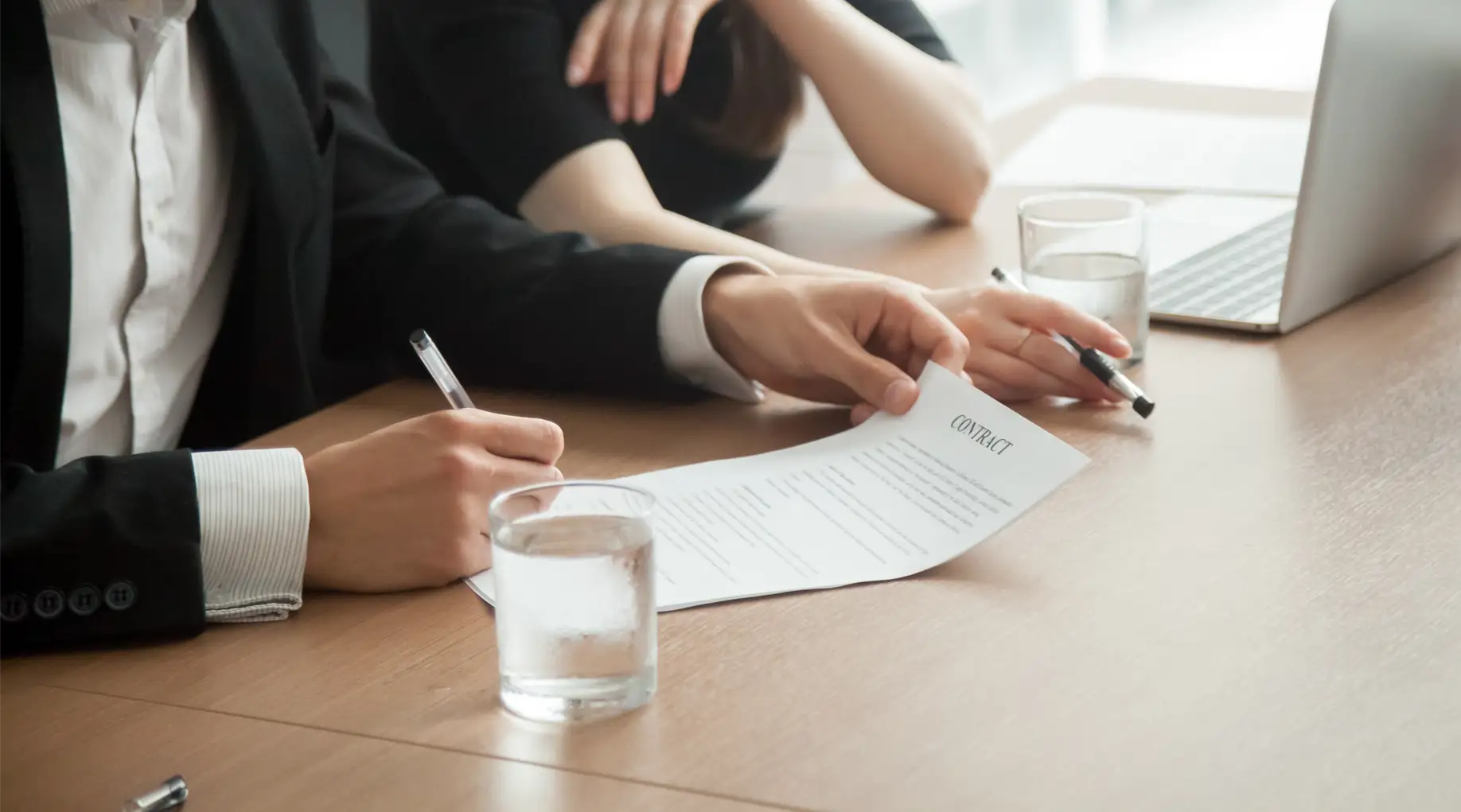 business-man-handshake Dos personas reunidas en una oficina