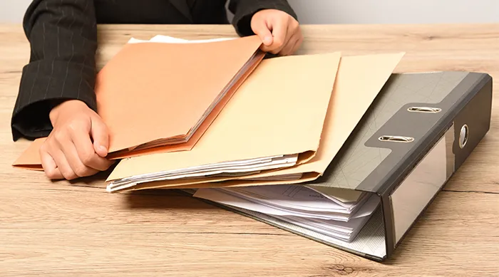 Archivadores y carpetas sobre una mesa