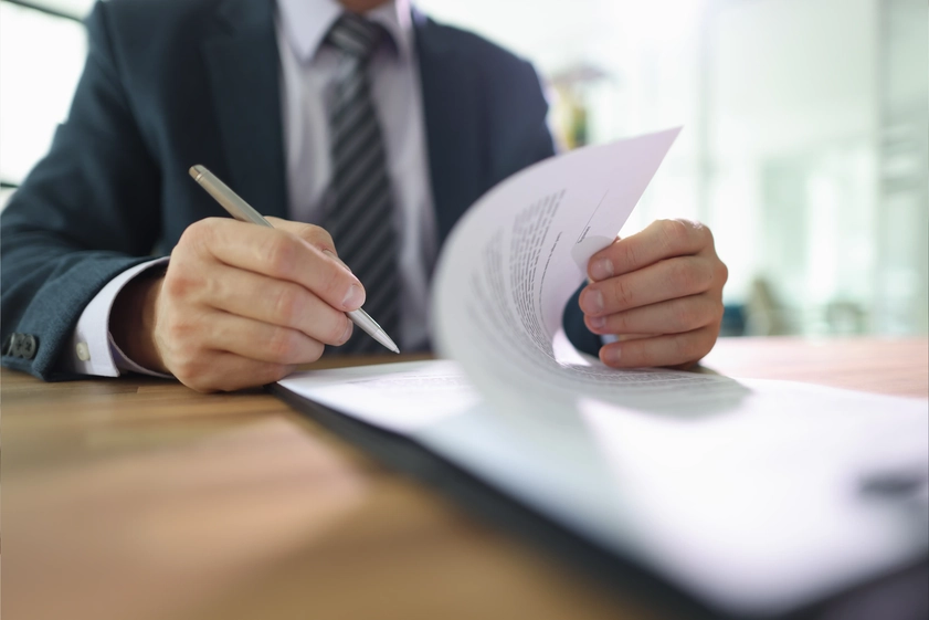 business-man-handshake Profesional firmando documentos legales durante gestión de contratos empresariales