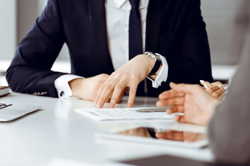 business-man-handshake Asesoría legal empresarial durante reunión sobre contratos y acuerdos mercantiles