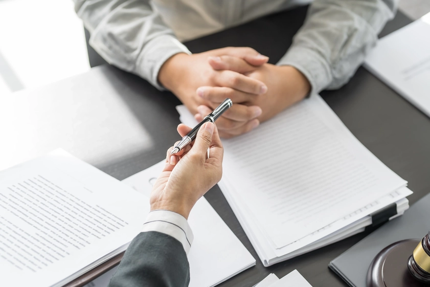 business-man-handshake Consulta jurídica con revisión de documentación y asesoramiento legal personalizado