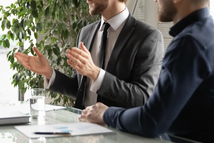 business-man-handshake Reunión corporativa de asesoramiento jurídico y estrategia empresarial