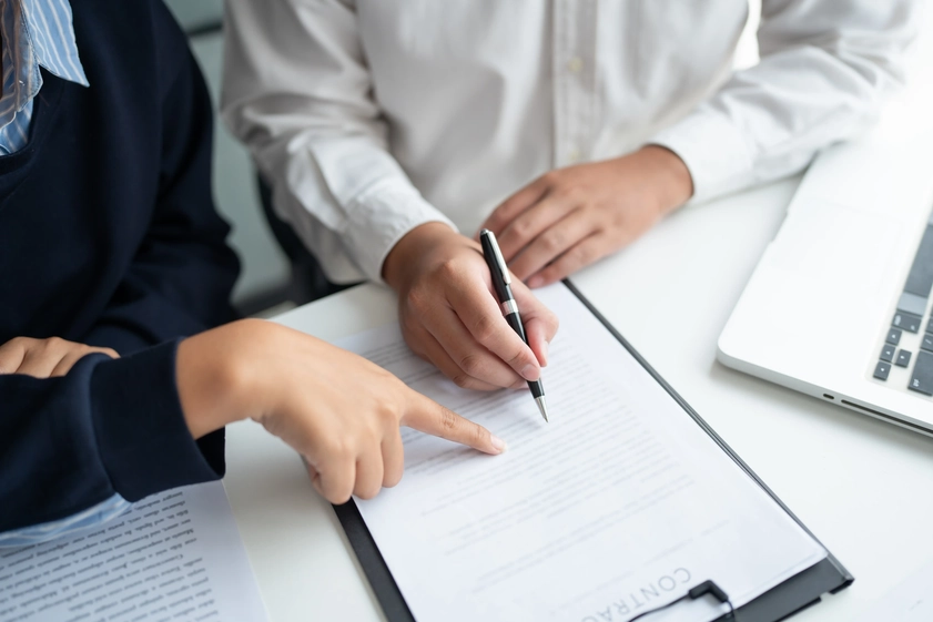 Revisión y firma de contrato durante asesoramiento legal profesional