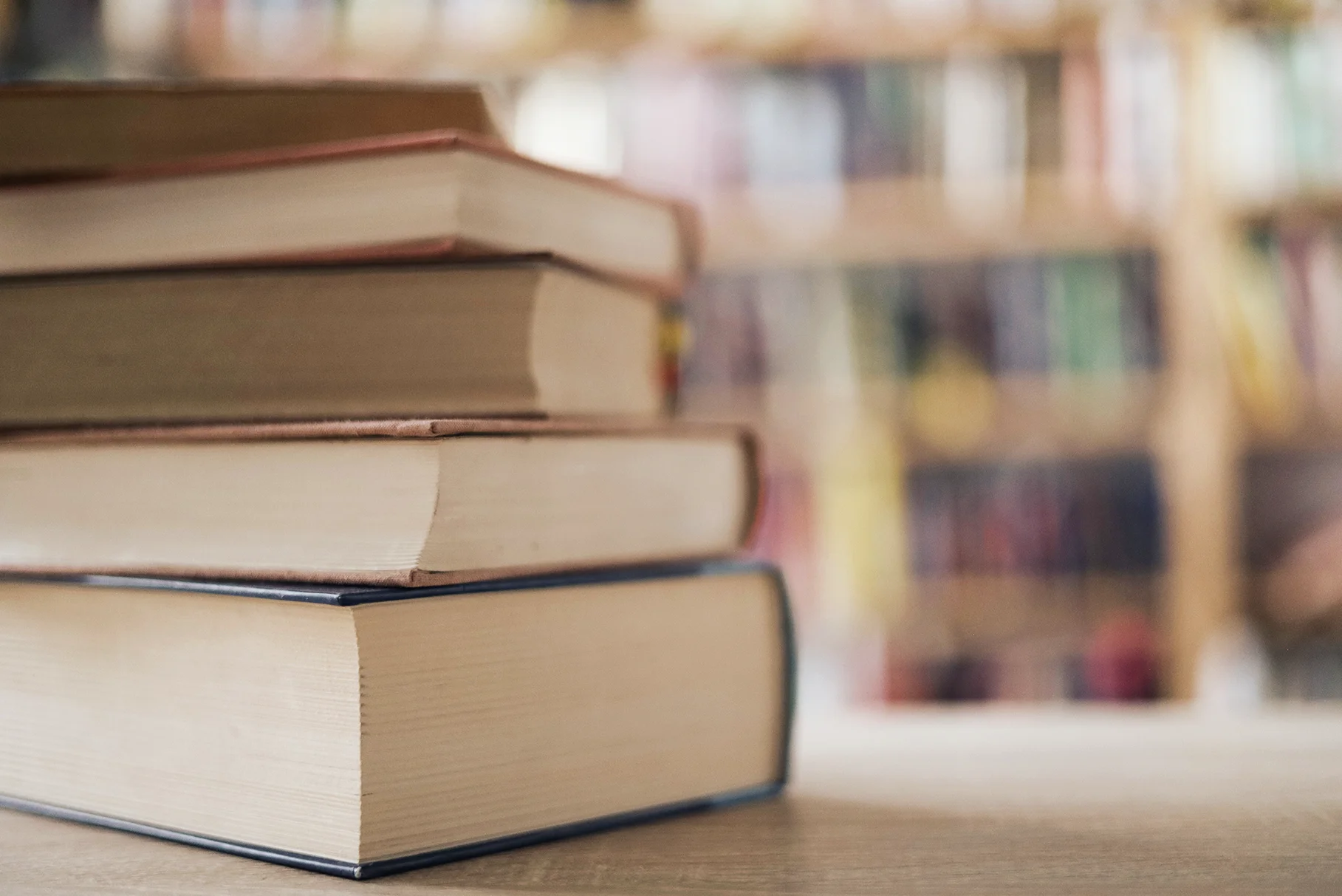 Varios libros apilados