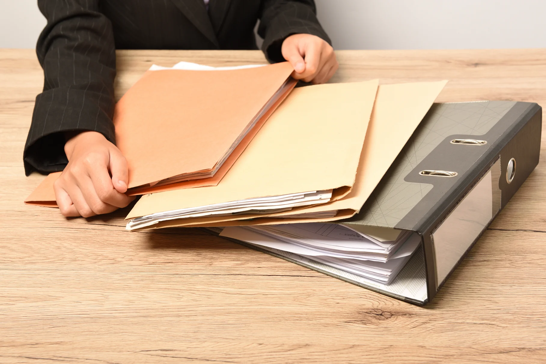 Carpetas y documentos encima de una mesa